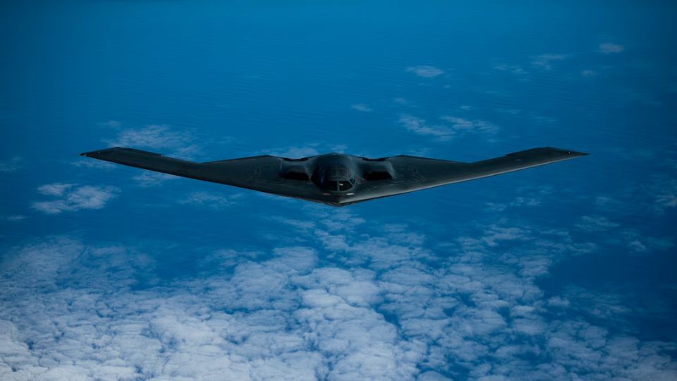 EU moviliza bombarderos hacia el Pacífico mientras Trump evalúa atacar a Irán.