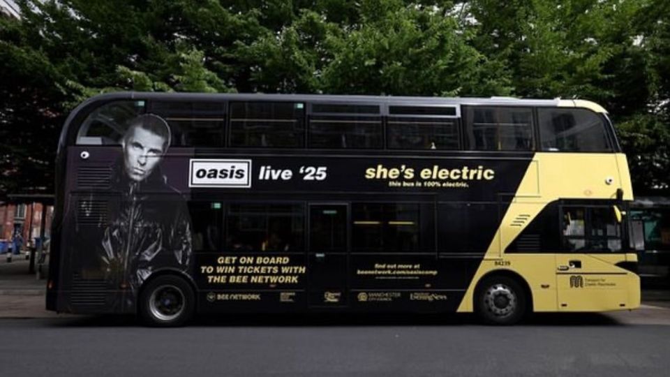 Manchester lanza flotilla de camiones con rotulación de Oasis