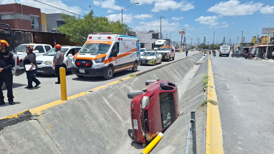 Cae automóvil en canalón en Pesquería.