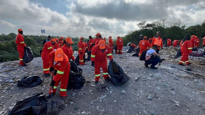 Personal de Medio Ambiente recolecta basura en Las Sabinitas, en el Río Santa Catarina