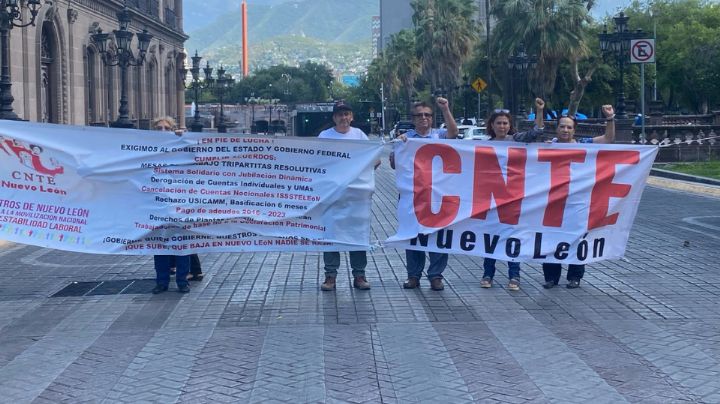 Maestros de la CNTE bloquean vialidades en Monterrey para exigir diálogo con Educación NL