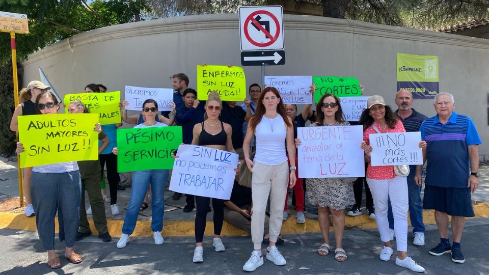 Vecinos de San Pedro protestan por frecuentes cortes de electricidad.