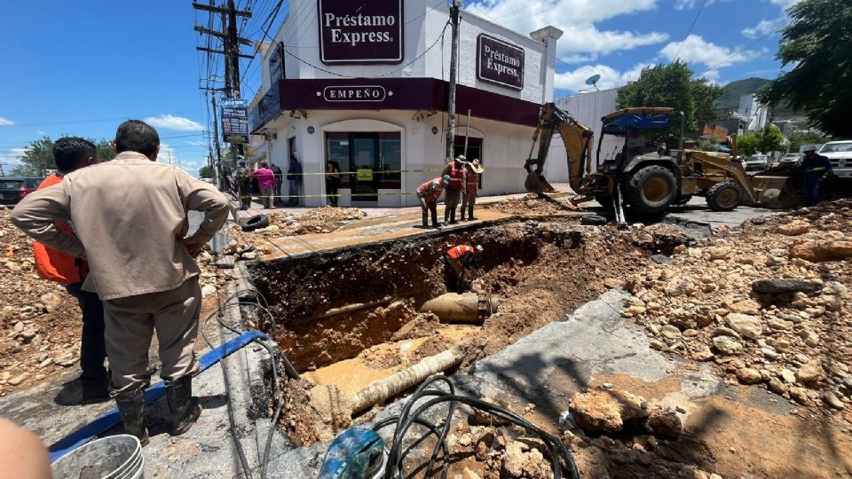 Tubería siendo reparada por Agua y Drenaje de Monterrey