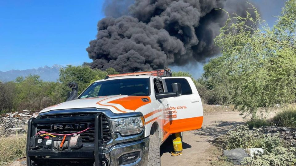 Columna de humo elevándose en el terreno baldío