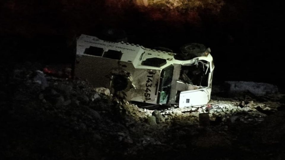 Vehículo de la Guardia Nacional tras la volcadura en Iturbide