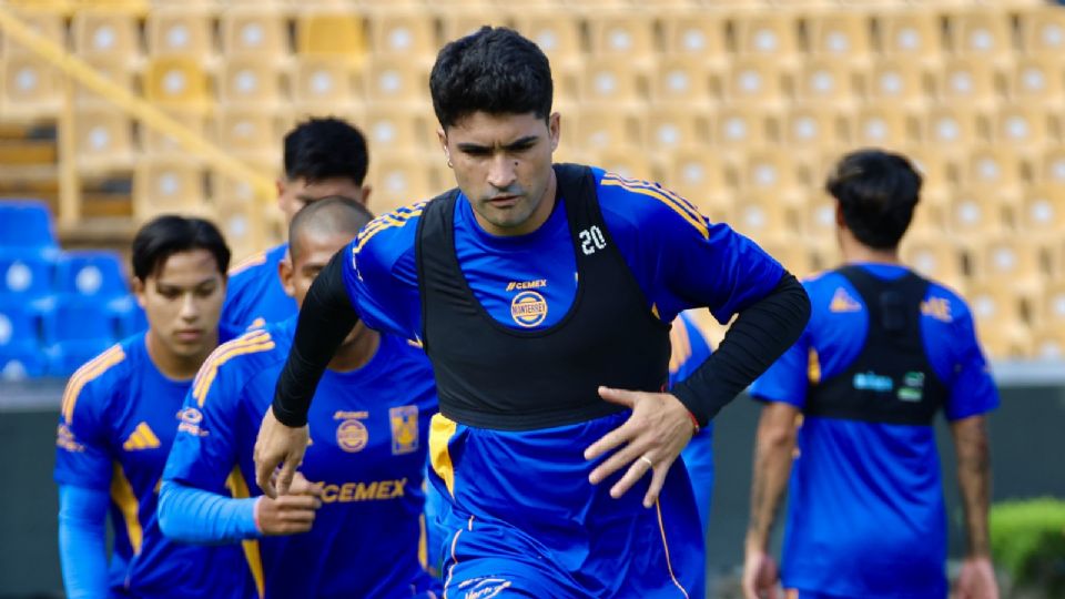 Nicolás Ibáñez en el entrenamiento de Tigres en el Estadio Universitario