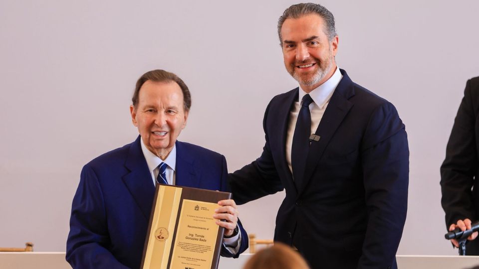 Monterrey entrega la medalla al mérito empresarial a Tomás González Sada.