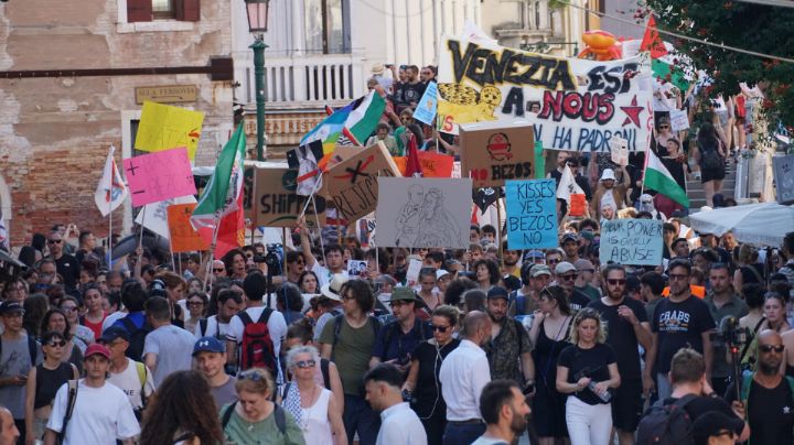 Manifestantes protestan en Venecia contra Jeff Bezos tras su lujosa boda