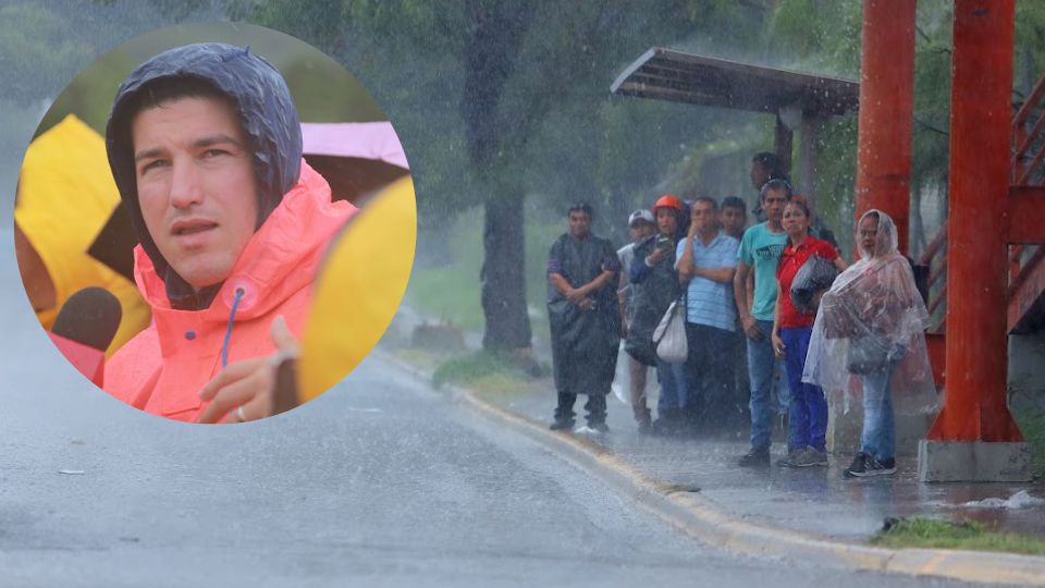 Personas esperan el camión bajo la lluvia en Monterrey