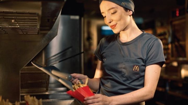 McDonald's abre sus cocinas al público: así es como se prepara tu hamburguesa favorita