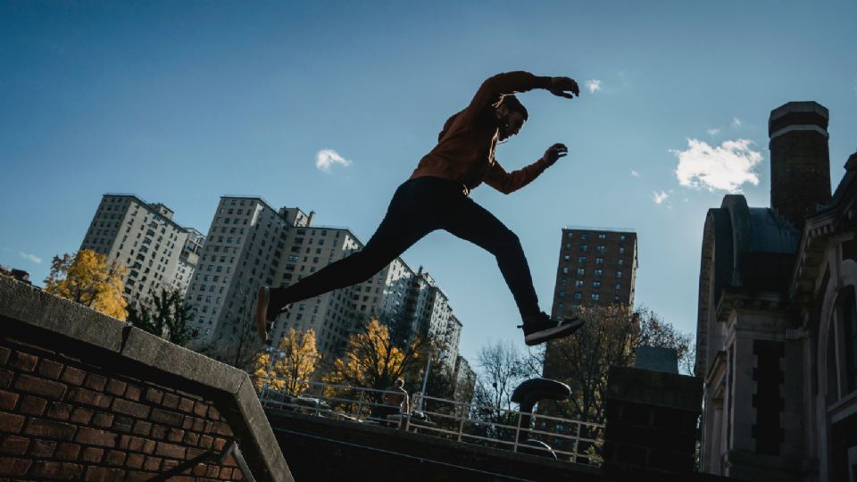 El parkour gana popularidad, pero ¿qué necesitas para comenzar y dónde tomar clases?