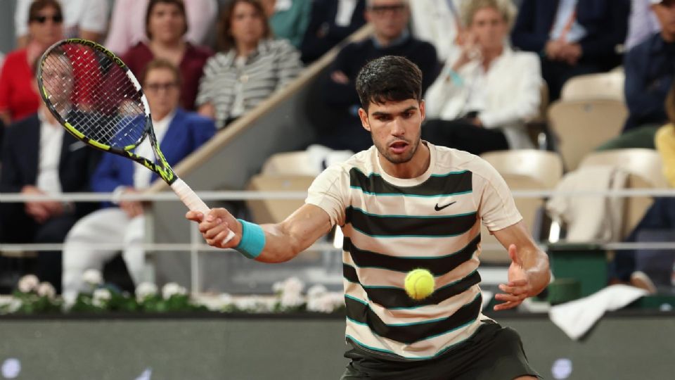 Carlos Alcaraz defenderá su título de Roland Garros contra el vencedor del duelo entre el italiano Jannik Sinner, número 1 del mundo, y el serbio Novak Djokovic