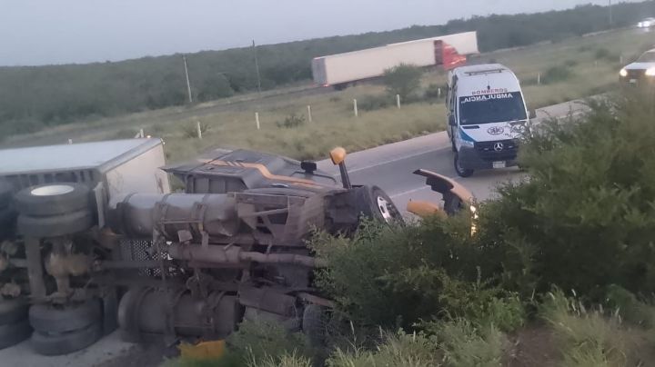Volcadura cierra autopista a Monterrey; desvían tráfico por carretera libre