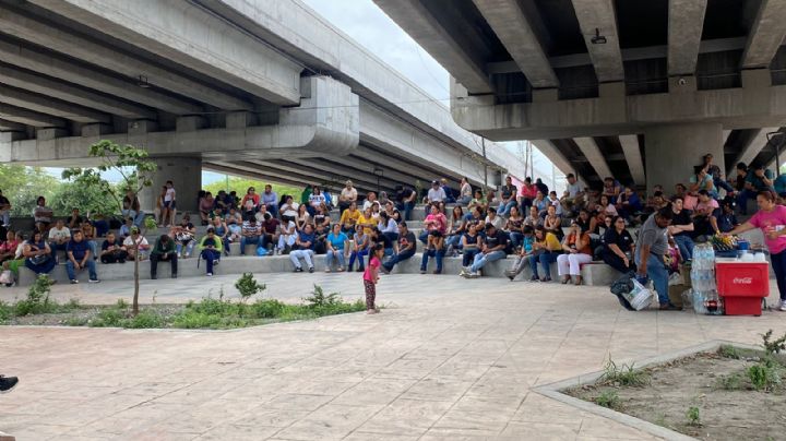 Jóvenes presentan examen en prepas de la UANL; padres aguardan