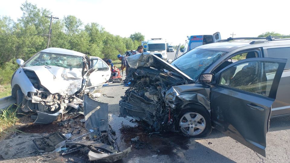 Choque entre dos vehículos en General Bravo, NL; deja 2 muertos y 3 lesionados.