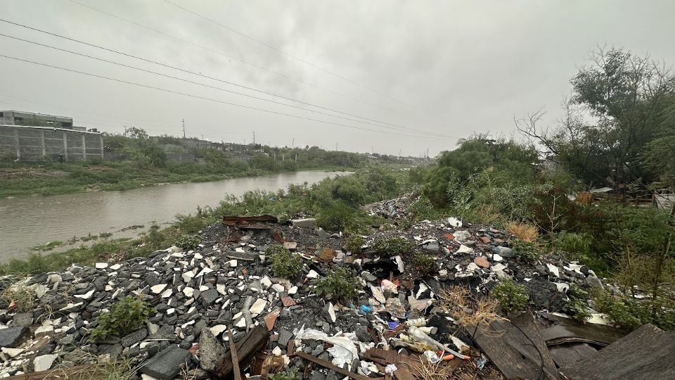 Suspenden empresas en García, NL, tras muerte de peces en el Río Pesquería