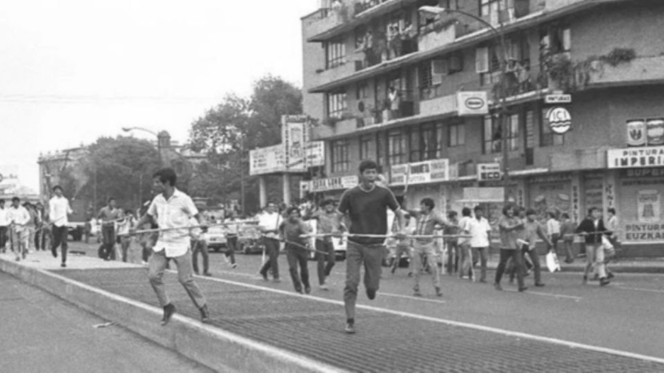 Estudiantes siendo atacados en la calzada México-Tacuba como una respuesta represiva a su movilización.