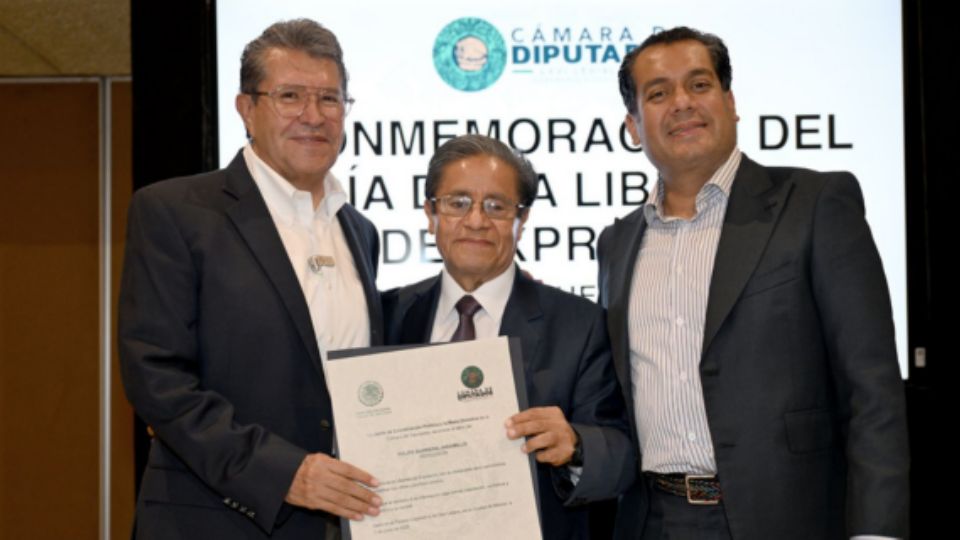 Entrega de reconocimiento a Felipe Barrera (centro).