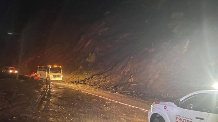 Cierran carretera Linares-Iturbide por deslaves tras fuertes lluvias