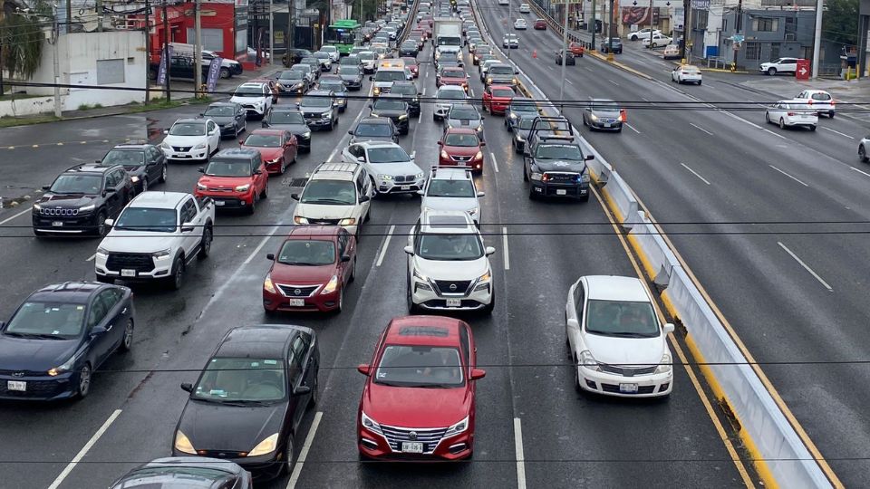 Intenso tráfico en avenidas de Monterrey