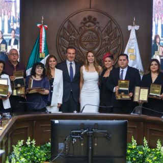 Reconocen a 10 maestros de Monterrey con medalla 'Miguel F. Martínez'