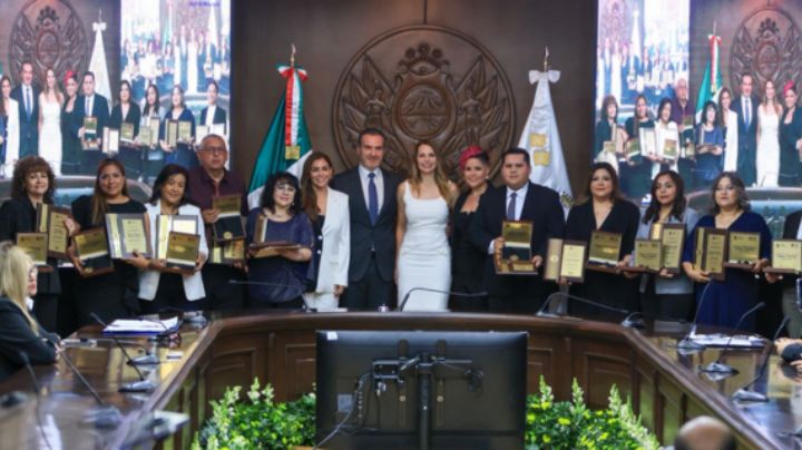 Reconocen a 10 maestros de Monterrey con medalla 'Miguel F. Martínez'