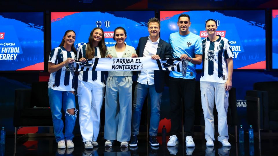 José Antonio Noriega posa junto a Eva Espejo y los refuerzos del Club de Futbol Monterrey para el Apertura 2025