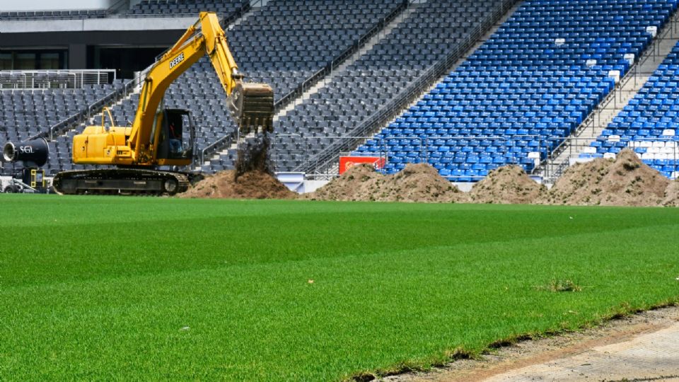 Tras casi nueve semanas de trabajos, el ‘Gigante de Acero’ comienza su renovación con pasto de estándares internacionales.