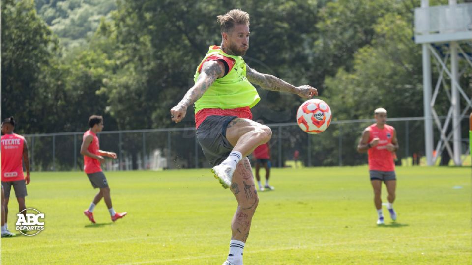 Sergio Ramos durante el entrenamiento de Rayados en El Barrial de cara al partido ante Pachuca