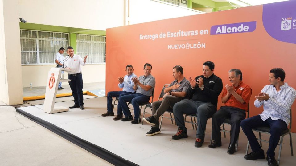 Familias de Allende reciben escrituras tras 20 años de espera.