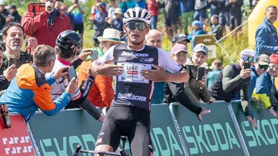 Del Toro celebra su tercer triunfo consecutivo, enfundado en el maillot blanco y verde.
