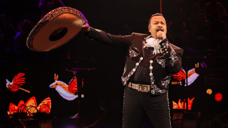 Pepe Aguilar cautiva al público en concierto en el Domo Care.