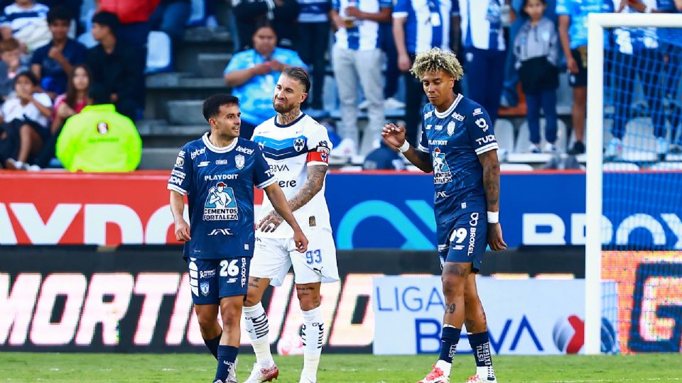 Pachuca fue superior en el segundo tiempo y aprovechó las bajas de Rayados para estrenarse con victoria en el Apertura.