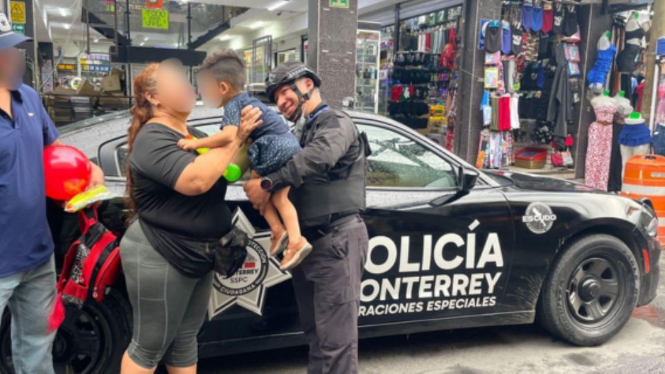 Momento en que el niño fue entregado a sus familiares.