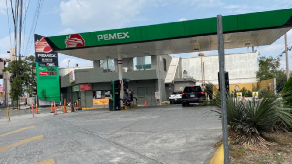 Gasolinera con precios altos en Nuevo León.