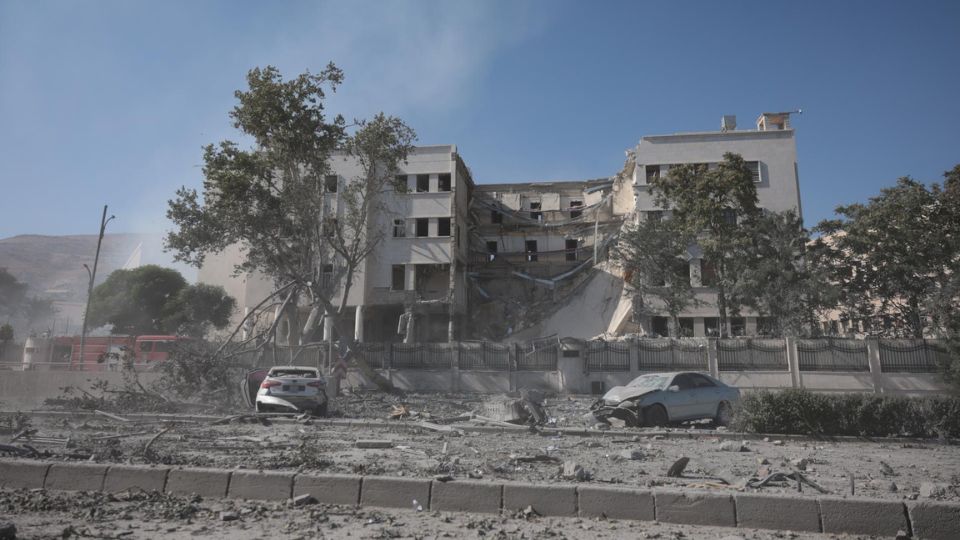 El edificio del Ministerio de Defensa sirio, sede del Estado Mayor General del ejército, resultó dañado tras un ataque aéreo israelí en Damasco, Siria
