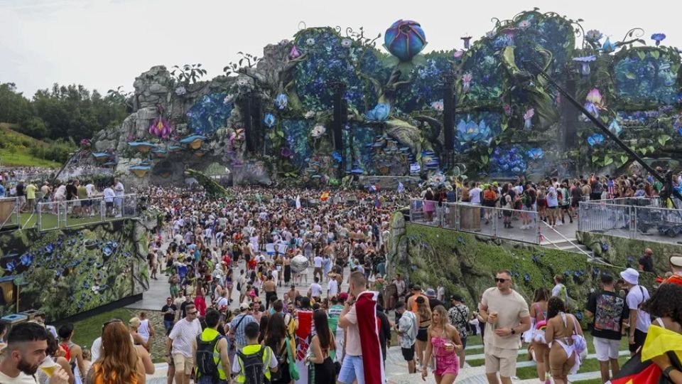 Tomorrowland sigue en pie pese al incendio de su escenario principal.