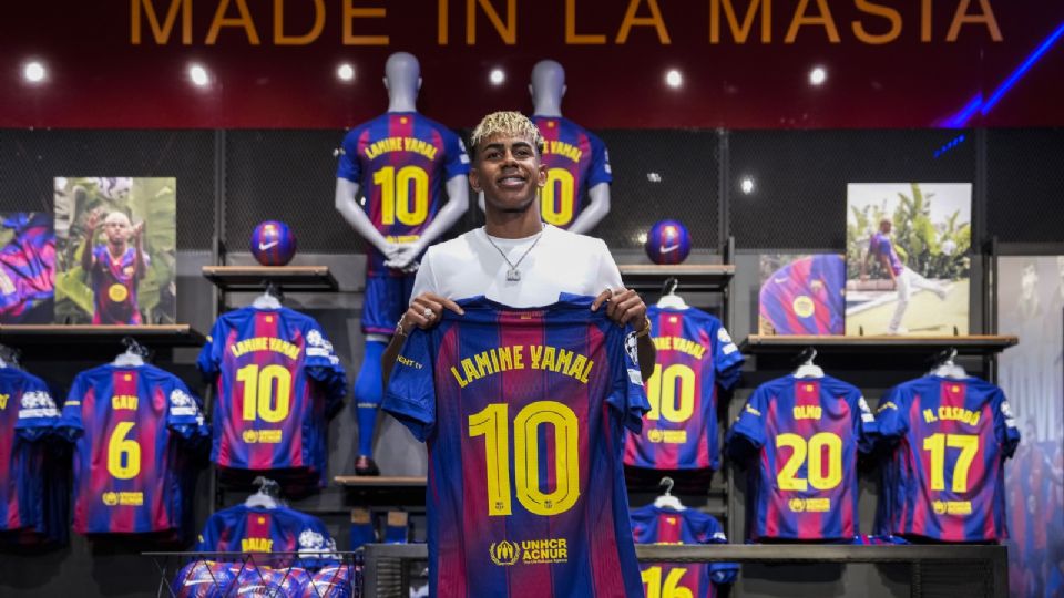 A sus 18 años, Lamine Yamal se convierte en el nuevo '10' del Barça y rompe récords de ventas en su primer día.