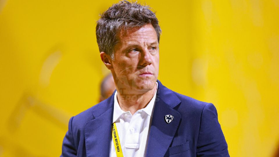 El directivo albiazul se escabulló en el aeropuerto sin dar declaraciones.