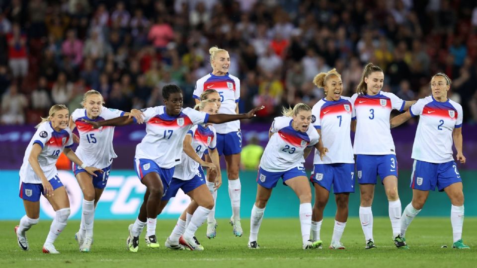 Tras ir abajo 0-2, Inglaterra empató en el tramo final y eliminó a Suecia en una dramática tanda de penaltis para avanzar a las semifinales del torneo.