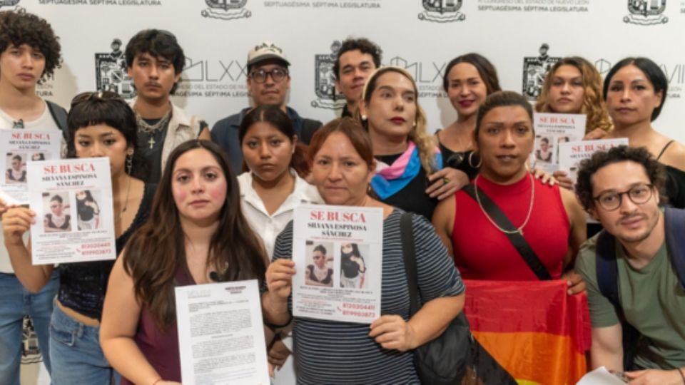 Activistas acompañan a la diputada de Morena Greta Barra Hernández.