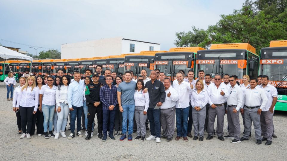 Entrega de camiones en Juárez, Nuevo León.