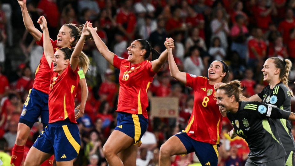 Claudia Pina y Athenea del Castillo lideraron el triunfo español con goles que rompieron la historia.