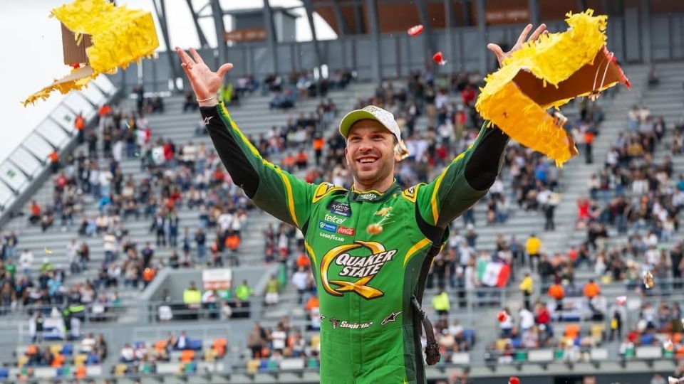 El piloto mexicano Daniel Suárez confirmó su salida de Trackhouse Racing al finalizar la temporada 2025 de NASCAR.