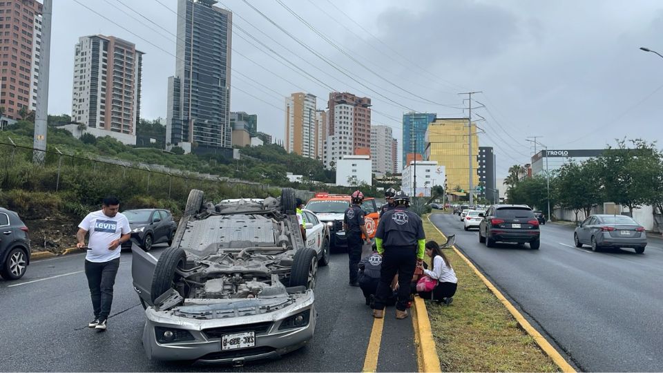 Volcadura en avenida Lázaro Cárdenas