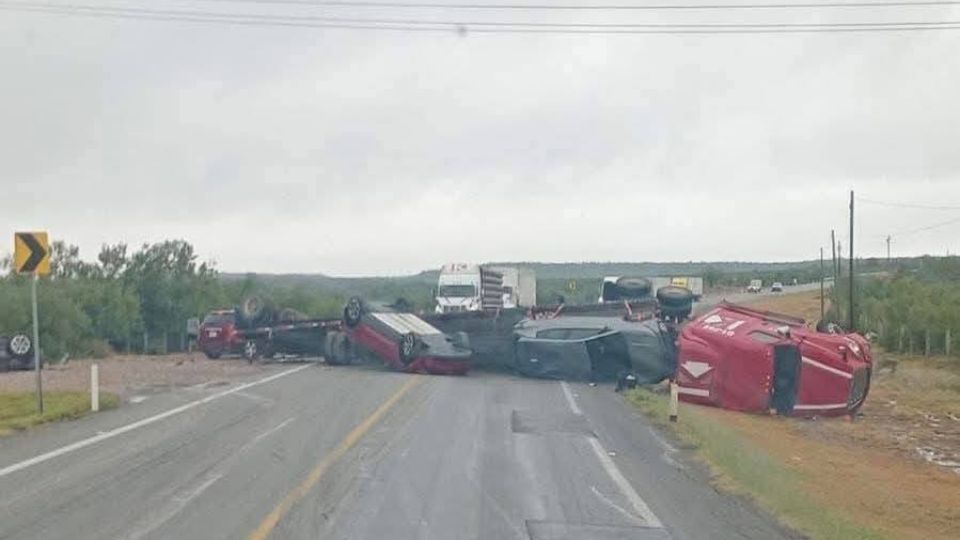 Volcadura de tráiler en Vallecillo