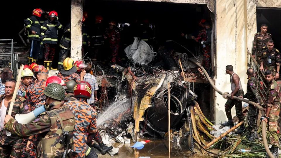 Avión se estrella contra escuela en Bangladesh y deja 19 muertos, incluidos estudiantes