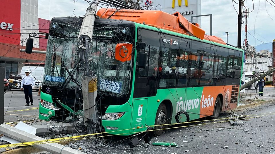 Camión se estrella con poste de luz en Guadalupe