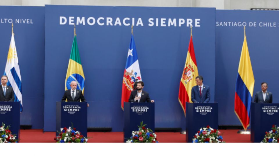 De izquierda a derecha: el presidente de Uruguay, Yamandú Orsi; el presidente de Brasil, Luiz Inácio Lula da Silva; el presidente de Chile, Gabriel Boric; el presidente del Gobierno de España, Pedro Sánchez, y el presidente de Colombia, Gustavo Petro.