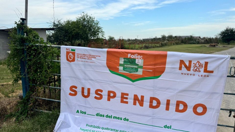 Lona de suspensión colocada en la entrada del predio | Secretaría de Medio Ambiente de Nuevo León